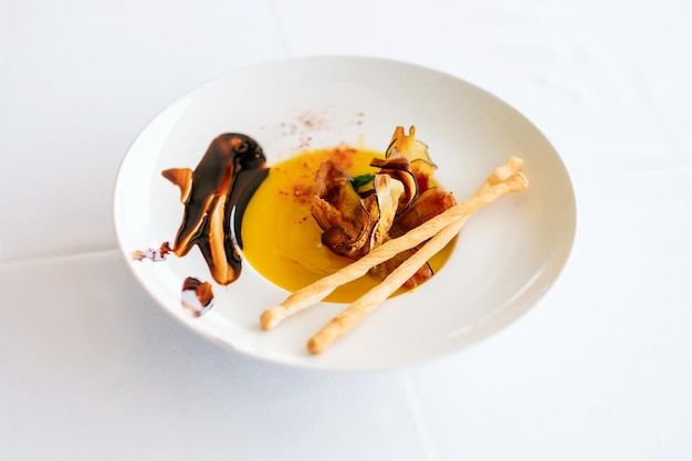 Kucharz dekorujący danie